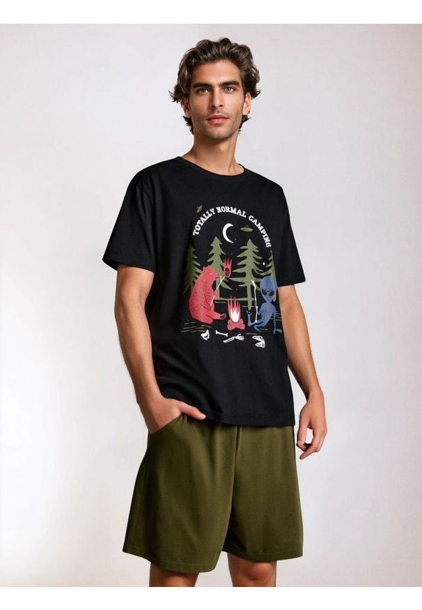 Sinsay - Bawełniana piżama z nadrukiem i kieszeniami - wielobarwny. Materiał: bawełna. Wzór: nadruk