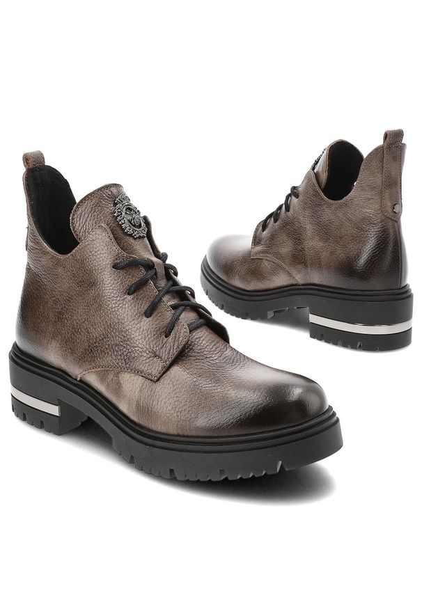 Szare Botki Armodo Modne Obuwie Damskie Z Broszką. Okazja: na co dzień. Zapięcie: sznurówki. Kolor: szary. Materiał: skóra. Wzór: aplikacja. Sezon: zima, jesień. Styl: casual, elegancki