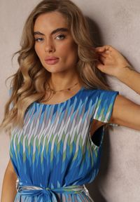 Renee - Niebieska Sukienka Pudełkowa w Geometryczny Wzór z Wiązanym Paskiem Dominta. Kolor: niebieski. Materiał: materiał. Wzór: geometria. Styl: wakacyjny #3