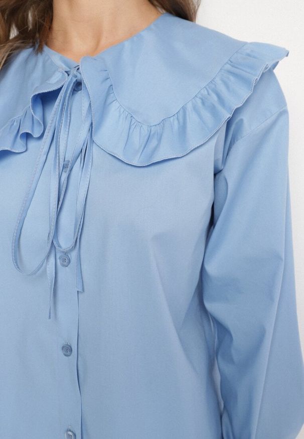 Born2be - Niebieska Bawełniana Koszula Retro z Ozdobnym Kołnierzykiem i Wiązaniem Ravselina. Okazja: na co dzień. Kolor: niebieski. Materiał: bawełna. Długość rękawa: długi rękaw. Długość: długie. Styl: retro