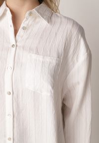 Born2be - Biała Wiskozowa Koszula z Dodatkiem Lnu z Tkaniny Strukturalnej Noma. Okazja: na co dzień. Kolor: biały. Materiał: tkanina, wiskoza, len. Styl: casual #4