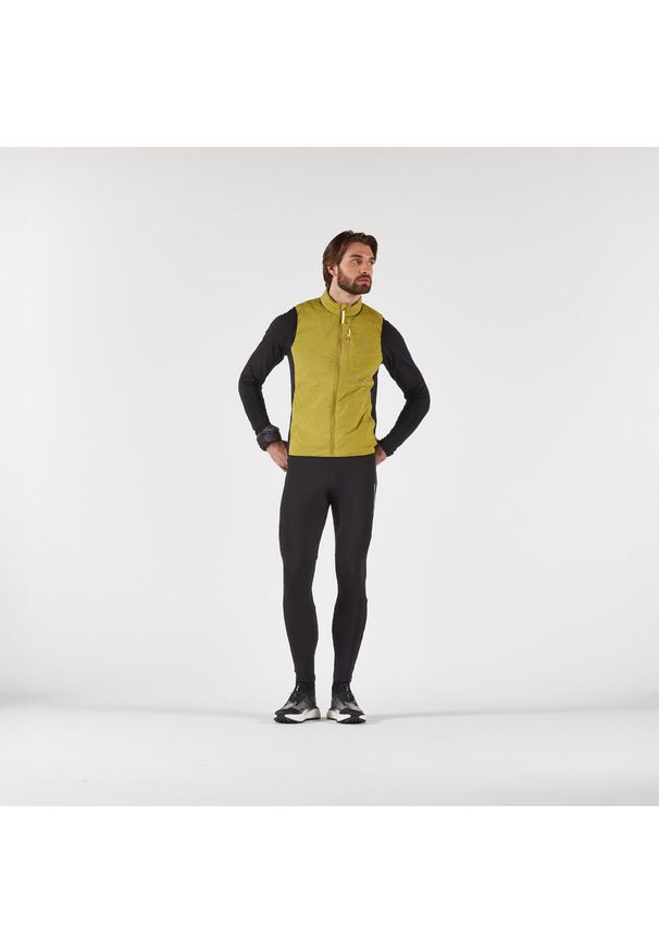 KIPRUN - Kamizelka do biegania męska Kiprun 500 Warm ocieplana. Kolor: czarny, zielony, wielokolorowy. Materiał: tkanina, materiał. Długość rękawa: bez rękawów. Sezon: zima. Sport: bieganie