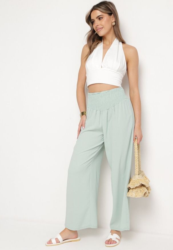 Born2be - Jasnozielone Spodnie z Prostą Nogawką i Marszczoną Gumką w Pasie Perdila. Kolor: zielony. Sezon: lato