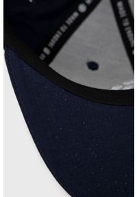 Element czapka bawełniana kolor granatowy z aplikacją. Kolor: niebieski. Materiał: bawełna. Wzór: aplikacja #2