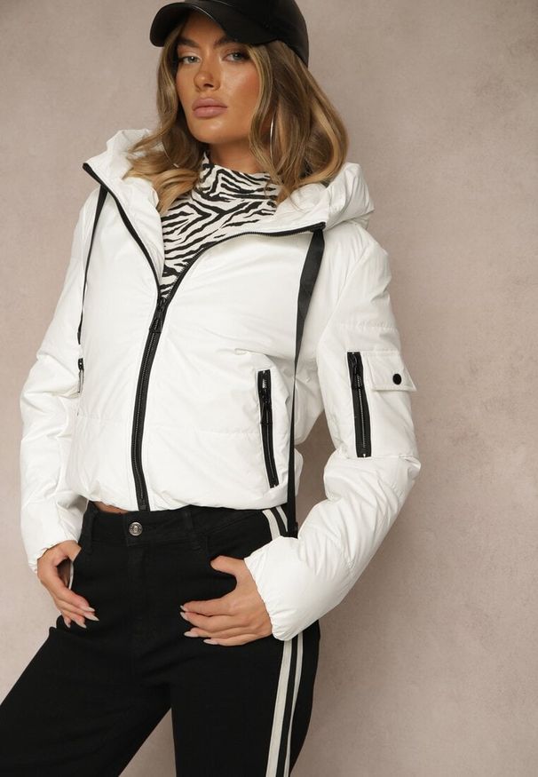 Renee - Biała Klasyczna Kurtka z Pikowanymi Przeszyciami i Kapturem Tuliena. Okazja: na spacer. Kolor: biały. Materiał: jeans. Styl: klasyczny