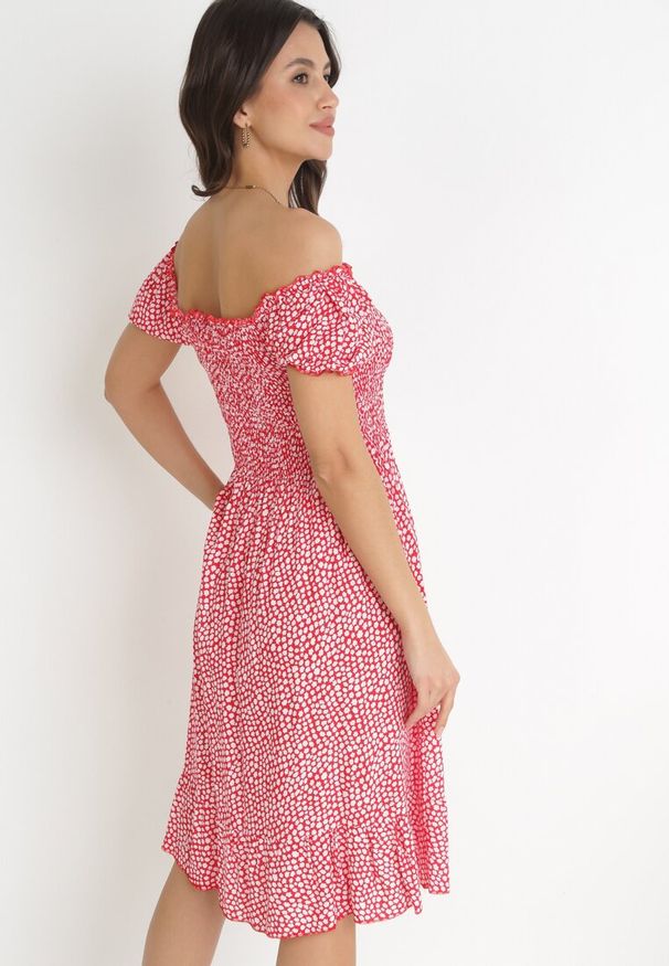 Born2be - Czerwona Bawełniana Sukienka Hiszpanka w Kwiatki Rutani. Okazja: na imprezę. Typ kołnierza: dekolt hiszpanka. Kolor: czerwony. Materiał: bawełna. Wzór: kwiaty. Sezon: lato. Styl: elegancki