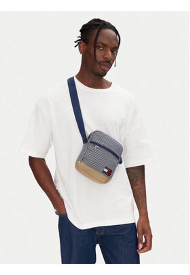 Tommy Jeans Saszetka Tjm Ess Daily Stripe Reporter AM0AM13327 Niebieski. Kolor: niebieski. Materiał: materiał