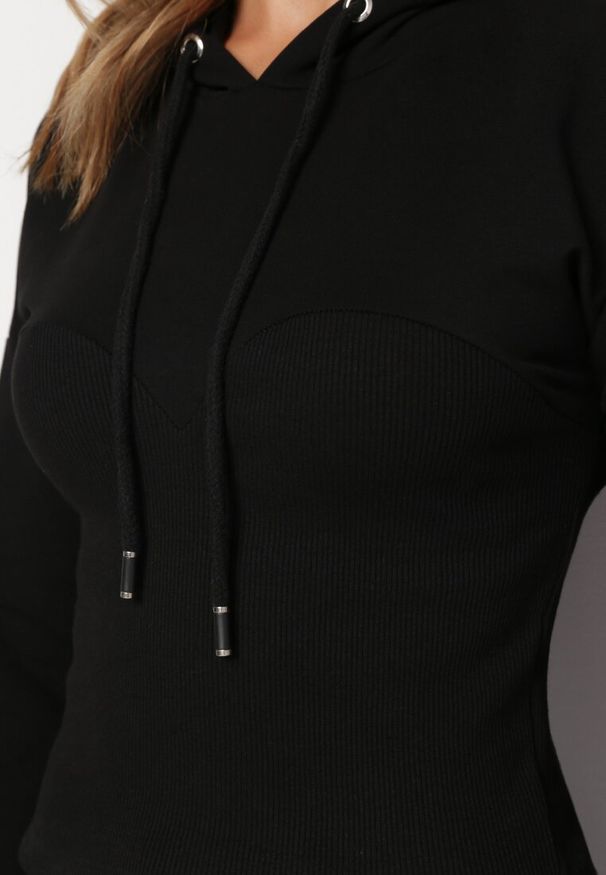 Born2be - Czarna Bawełniana Bluza w Stylu Gorsetowym z Kapturem Kellaria. Typ kołnierza: kaptur, dekolt gorset. Kolor: czarny. Materiał: bawełna