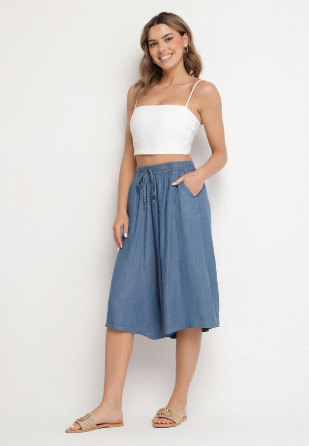 Born2be - Niebieskie Bawełniane Szorty Bermudy o Szerokim Kroju z Ozdobnym Wiązaniem Falpio. Okazja: na co dzień. Kolor: niebieski. Materiał: bawełna. Styl: elegancki, casual