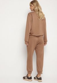 Born2be - Ciemnobeżowy Komplet Dresowy z Bawełną Bluza i Spodnie ze Ściągaczami Anirrive. Kolor: beżowy. Materiał: dresówka, bawełna #4