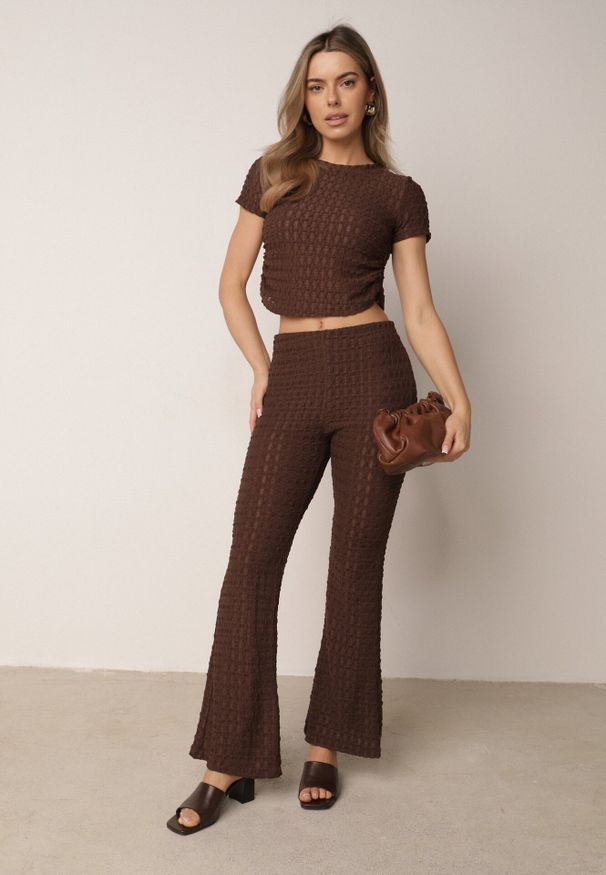 Born2be - Brązowy Komplet z Tkaniny z Tłoczeniem Spodnie Dzwony i Marszczony Top Oranelle. Kolor: brązowy. Materiał: tkanina