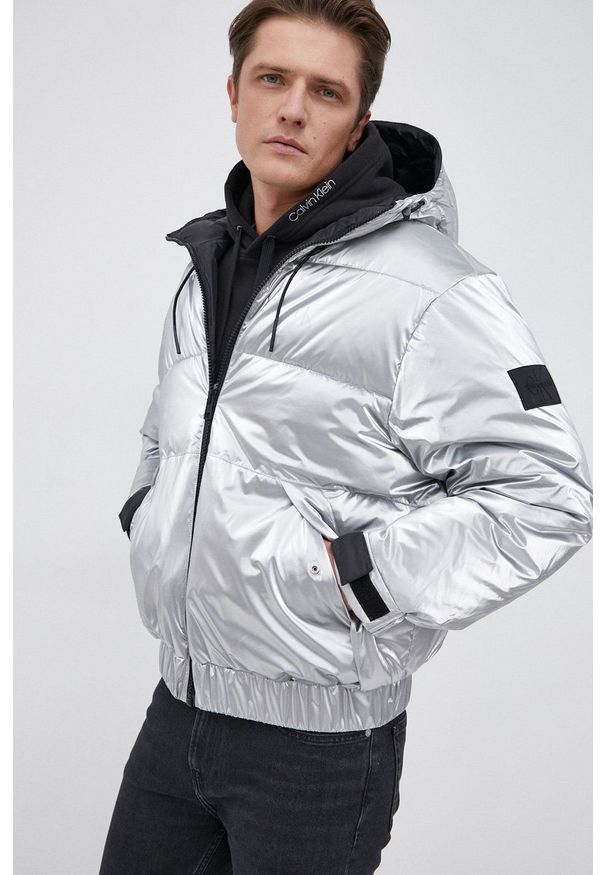 Calvin Klein Jeans Kurtka J30J319306.4890 męska kolor srebrny zimowa oversize. Kolor: srebrny. Sezon: zima