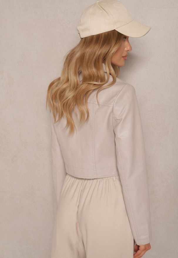 Renee - Beżowa Koszulowa Kurtka z Ekoskóry o Krótkim Kroju z Kieszeniami Sesadoris. Kolor: beżowy. Materiał: jeans. Długość rękawa: długi rękaw. Długość: krótkie. Styl: elegancki