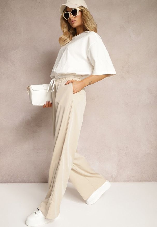 Renee - Jasnobeżowe Materiałowe Spodnie z Szerokimi Nogawkami High Waist z Gumką w Talii Comina. Okazja: na co dzień. Stan: podwyższony. Kolor: beżowy. Materiał: materiał. Styl: elegancki, casual