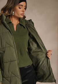 Renee - Ciemnozielona Klasyczna Kurtka z Pikowanymi Przeszyciami i Kapturem z Futrem Mundrie. Okazja: na spacer, na co dzień. Kolor: zielony. Materiał: futro. Wzór: aplikacja. Styl: klasyczny #5