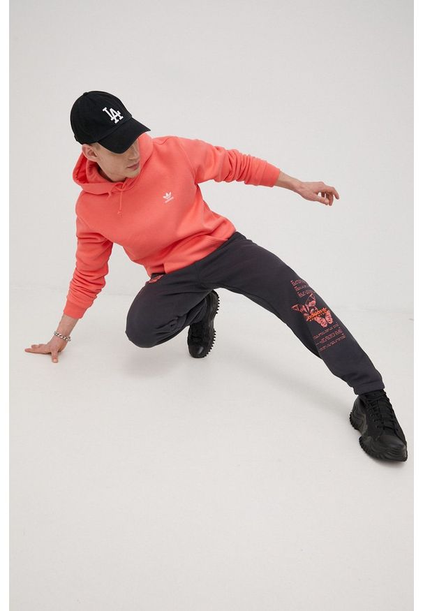 adidas Originals bluza Adicolor HE9414 męska kolor różowy z kapturem gładka. Typ kołnierza: kaptur. Kolor: różowy. Materiał: bawełna, dzianina, materiał. Wzór: gładki