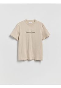 Reserved - T-shirt regular z nadrukiem - beżowy. Kolor: beżowy. Materiał: dzianina, bawełna. Wzór: nadruk