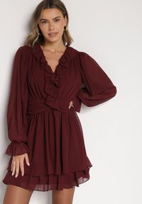 Born2be - Bordowa Rozkloszowana Sukienka z Falbankami i Siateczkowymi Rękawami Zennisa. Okazja: do pracy, na imprezę, na spotkanie biznesowe. Typ kołnierza: kołnierz z falbankami. Kolor: czerwony. Materiał: poliester. Typ sukienki: rozkloszowane. Styl: klasyczny, biznesowy #3