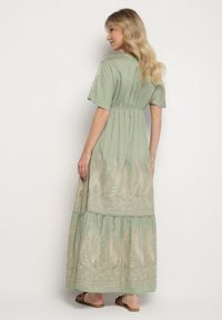 Born2be - Zielona Kopertowa Sukienka z Wiskozy Ozdobiona Frędzlami Redare. Okazja: na co dzień. Typ kołnierza: dekolt w serek. Kolor: zielony. Materiał: wiskoza. Wzór: aplikacja. Typ sukienki: kopertowe. Styl: casual, klasyczny, boho #3