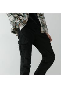 Reserved - Spodnie cargo - Czarny. Kolor: czarny #1