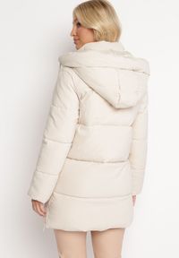 Born2be - Beżowa Kurtka z Szerokim Pikowaniem i Nieodpinanym Kapturem Fanja. Okazja: na co dzień. Kolor: beżowy. Materiał: dzianina, jeans. Długość rękawa: długi rękaw. Długość: długie. Sezon: zima, jesień. Styl: casual #3