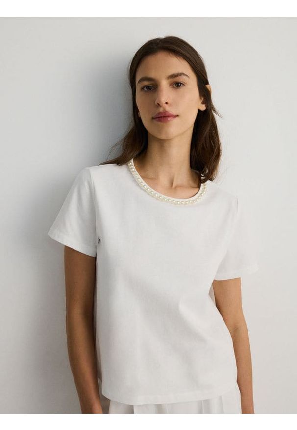 Reserved - T-shirt z ozdobnym dekoltem - biały. Kolor: biały. Materiał: bawełna