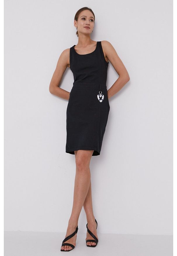 Love Moschino Sukienka kolor czarny mini prosta. Okazja: na co dzień. Kolor: czarny. Materiał: tkanina. Długość rękawa: na ramiączkach. Wzór: gładki. Typ sukienki: proste. Styl: casual. Długość: mini