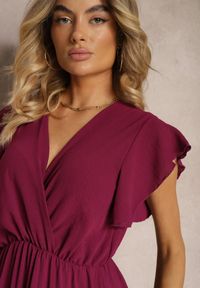 Renee - Bordowa Sukienka z Trójkątnym Dekoltem z Gumką w Pasie o Plisowanym Kroju Doetta. Kolor: czerwony. Długość rękawa: krótki rękaw. Styl: elegancki