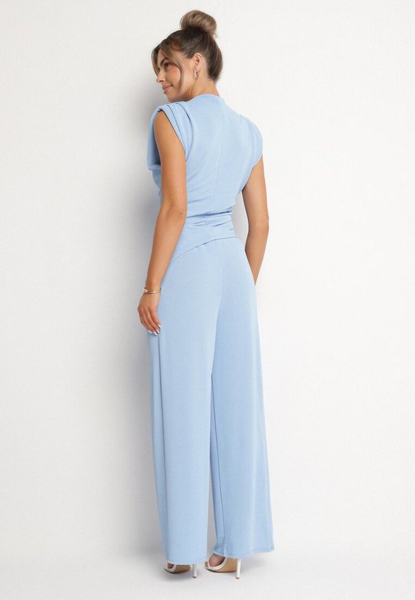 Born2be - Jasnoniebieski Komplet Bluzka z Zaznaczonymi Ramionami i Spodnie Szerokie na Gumce Divaires. Kolor: niebieski