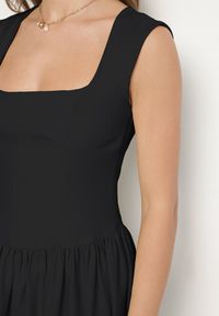 Born2be - Czarna Rozkloszowana Sukienka Ozdobiona Kwadratowym Dekoltem Halelira. Okazja: na co dzień. Typ kołnierza: dekolt kwadratowy. Kolor: czarny. Materiał: jeans. Wzór: aplikacja. Sezon: wiosna. Styl: elegancki, casual #4