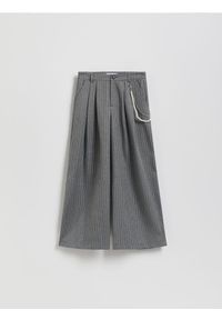 Reserved - Spodnie wide leg w paski - ciemnoszary. Kolor: szary. Materiał: tkanina. Wzór: paski #1