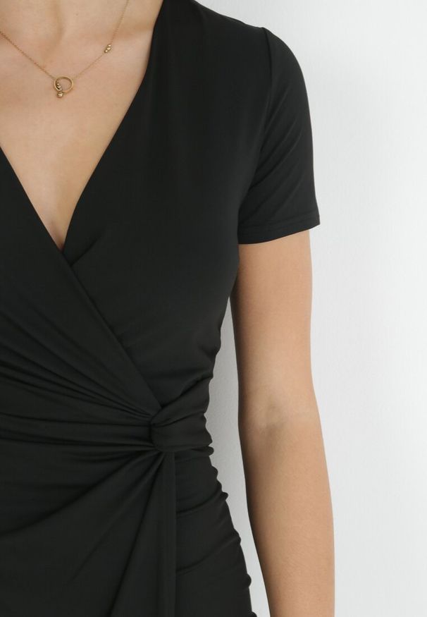 Born2be - Czarna Sukienka Midi z Kopertowym Dekoltem i Węzłem z Przodu Lephine. Kolor: czarny. Długość rękawa: krótki rękaw. Typ sukienki: kopertowe. Długość: midi