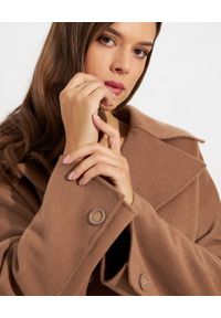 Elisabetta Franchi - ELISABETTA FRANCHI - Wełniany płaszcz dwurzędowy z paskiem. Kolor: brązowy. Materiał: wełna. Wzór: aplikacja. Styl: klasyczny #4