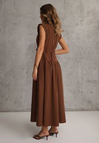 Renee - Brązowa Sukienka Koszulowa Bez Rękawów z Paskiem i Metaliczną Klamrą Thespiphia. Okazja: na co dzień. Typ kołnierza: dekolt w kształcie V. Kolor: brązowy. Długość rękawa: bez rękawów. Typ sukienki: koszulowe. Styl: casual #2