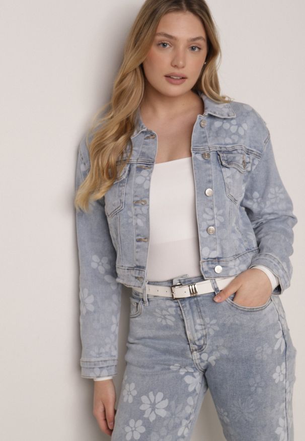 Born2be - Niebieska Krótka Kurtka Jeansowa z Bawełną i Wiskozą w Kwiatowy Wzór Neanelith. Okazja: na co dzień. Kolor: niebieski. Materiał: wiskoza, jeans, bawełna. Długość: krótkie. Wzór: kwiaty. Styl: casual, elegancki