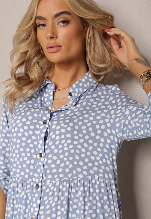 Renee - Jasnoniebieska Maxi Sukienka z Bawełny w Kropki o Koszulowym Kroju z Rozkloszowanym Dołem Feriti. Okazja: na plażę, na spacer. Kolor: niebieski. Materiał: bawełna. Wzór: kropki. Sezon: lato. Typ sukienki: koszulowe. Długość: maxi
