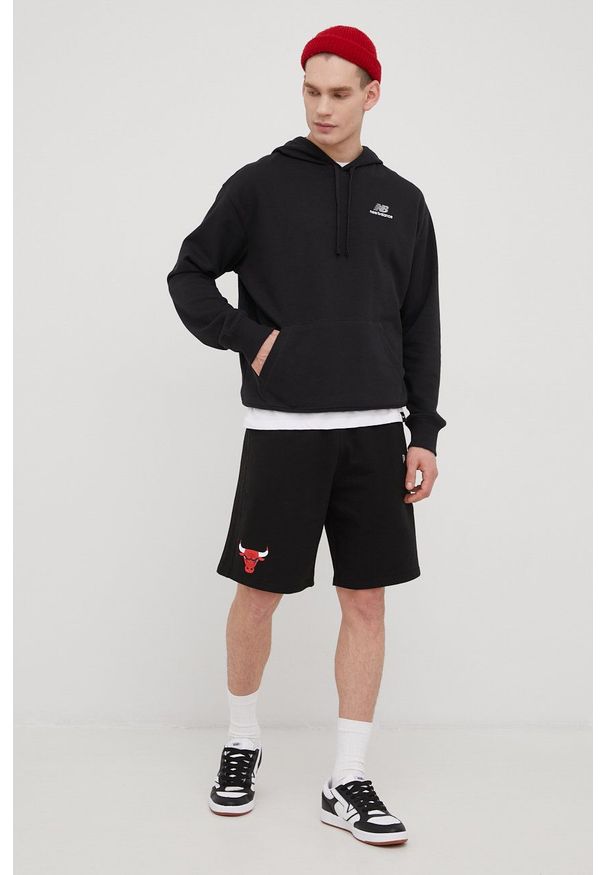 New Balance bluza UT21500BK męska kolor czarny z kapturem gładka. Typ kołnierza: kaptur. Kolor: czarny. Materiał: materiał. Wzór: gładki