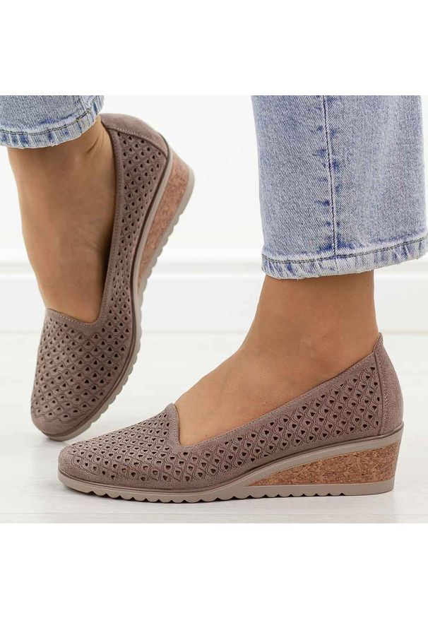 POTOCKI - Czółenka damskie khaki na koturnie Potocki 12306. Kolor: brązowy. Materiał: zamsz. Szerokość cholewki: normalna. Wzór: ażurowy. Sezon: wiosna. Obcas: na koturnie