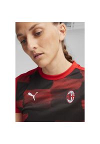 Puma - Damska koszulka przedmeczowa z krótkim rękawem AC Milan PUMA. Kolor: czerwony, wielokolorowy, czarny. Długość rękawa: krótki rękaw. Długość: krótkie