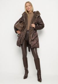 Born2be - Brązowa Pikowana Kurtka z Wiązanym Paskiem i Kapturem z Futerkiem Fenama. Okazja: na spacer, na co dzień. Kolor: brązowy. Materiał: futro. Styl: casual, elegancki #6