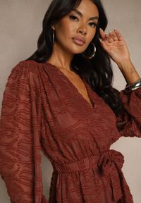 Renee - Brązowy Siateczkowy Kombinezon z Wiązanym Paskiem i Krótkimi Nogawkami Zenelle. Okazja: na co dzień. Kolor: brązowy. Długość: krótkie. Styl: casual #3