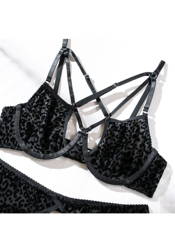 Intica - Czteroczęściowy komplet bielizny z miękkiego materiału na romantyczne wieczory Tuesday. Kolor: czarny. Materiał: materiał. Wzór: koronka