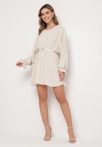 Born2be - Jasnobeżowa Sukienka o Rozkloszowanym Kroju z Ozdobnymi Mankietami Terellea. Okazja: na co dzień. Kolor: beżowy. Materiał: jeans. Długość rękawa: długi rękaw. Styl: klasyczny, casual, elegancki #2
