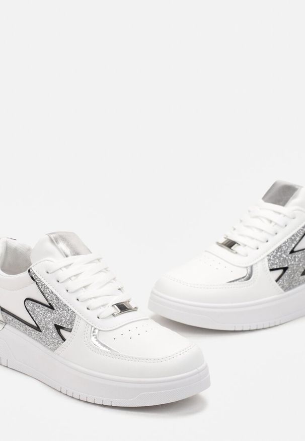 Born2be - Białe Sznurowane Sneakersy na Płaskiej Podeszwie z Metaliczną i Brokatową Wstawką Mebassa. Wysokość cholewki: przed kostkę. Kolor: biały. Szerokość cholewki: normalna. Obcas: na płaskiej podeszwie
