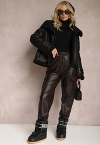 Renee - Brązowe Szerokie Spodnie High Waist Ocieplone w Stylu Cargo z Gumką w Pasie i Kieszeniami na Klapy Vilencja. Stan: podwyższony. Kolor: brązowy