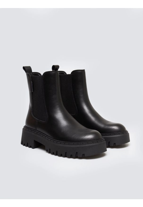 Big-Star - Botki damskie ze skóry naturalnej czarne SS274314 906. Okazja: na co dzień. Nosek buta: okrągły. Zapięcie: bez zapięcia. Kolor: czarny. Materiał: skóra. Obcas: na obcasie. Styl: casual, elegancki. Wysokość obcasa: niski