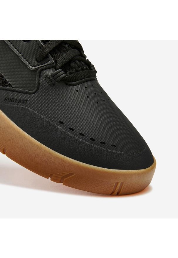 Decathlon - Buty na deskorolkę Crush900 Joseph Garbaccio Pro czarne. Kolor: biały, wielokolorowy, czarny. Materiał: kauczuk. Szerokość cholewki: normalna. Sport: skateboard