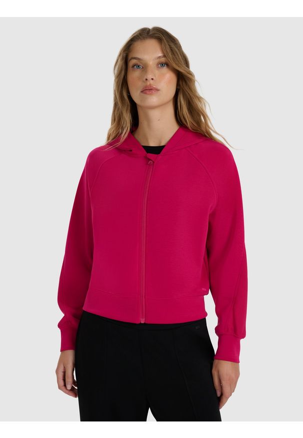 4f - 4F Bluza dresowa rozpinana z modalem damska - różowa L. Okazja: na co dzień. Typ kołnierza: kaptur. Kolor: różowy. Materiał: dresówka. Długość rękawa: raglanowy rękaw. Wzór: gładki, ze splotem. Styl: sportowy, casual. Sport: fitness
