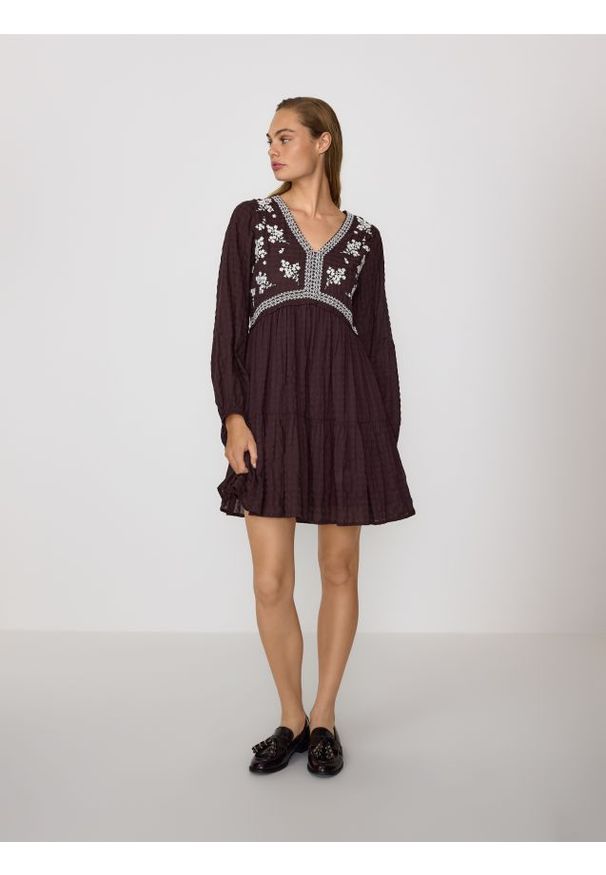Reserved - Sukienka z haftem - brązowy. Kolor: brązowy. Materiał: bawełna. Wzór: haft
