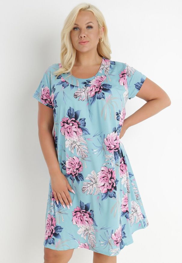 Born2be - Jasnoniebieska Sukienka Chloriphae. Kolekcja: plus size. Kolor: niebieski. Wzór: nadruk, aplikacja. Sezon: lato. Typ sukienki: dla puszystych. Styl: wakacyjny. Długość: mini